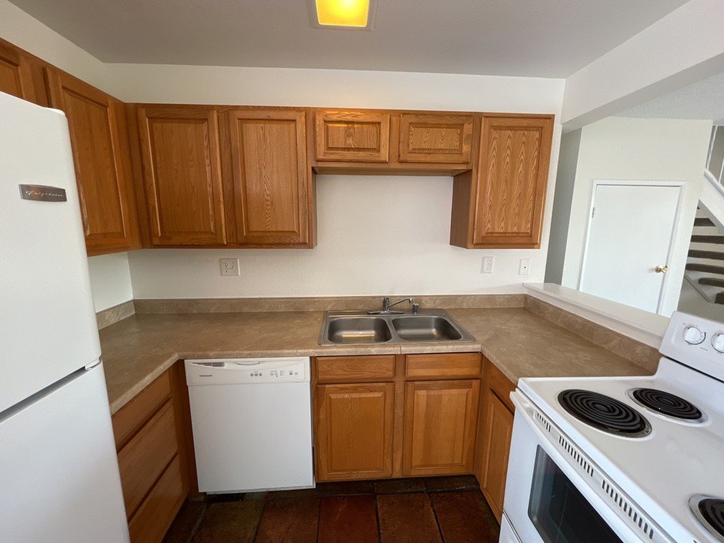 Centrally located townhome near shopping and bus stops. property image